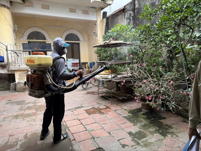 Kích hoạt phòng dịch từ cơ sở, ngăn chặn sốt xuất huyết bùng phát- Ảnh 1.
