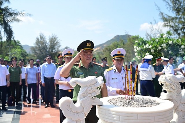 Thắm tình Công an Thủ đô với quân và dân Trường Sa- Ảnh 1.