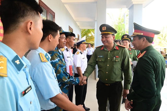 Thắm tình Công an Thủ đô với quân và dân Trường Sa- Ảnh 2.
