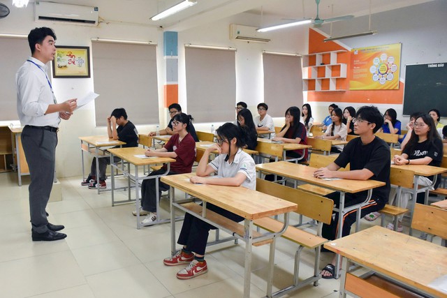 Thí sinh Hà Nội làm thủ tục cho kỳ thi tốt nghiệp THPT 2026- Ảnh 2.