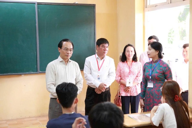 Thí sinh Hà Nội làm thủ tục cho kỳ thi tốt nghiệp THPT 2026- Ảnh 4.