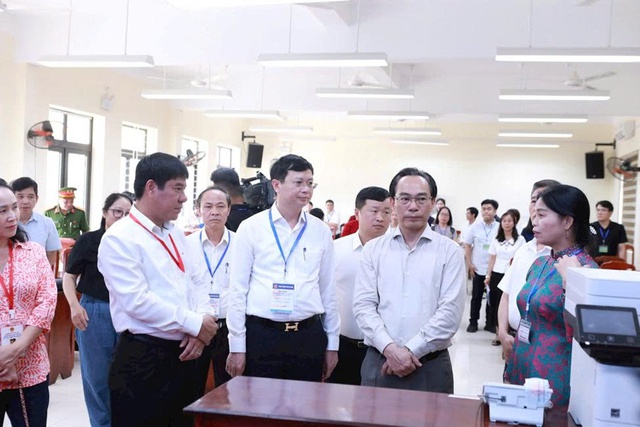Thí sinh Hà Nội làm thủ tục cho kỳ thi tốt nghiệp THPT 2026- Ảnh 1.