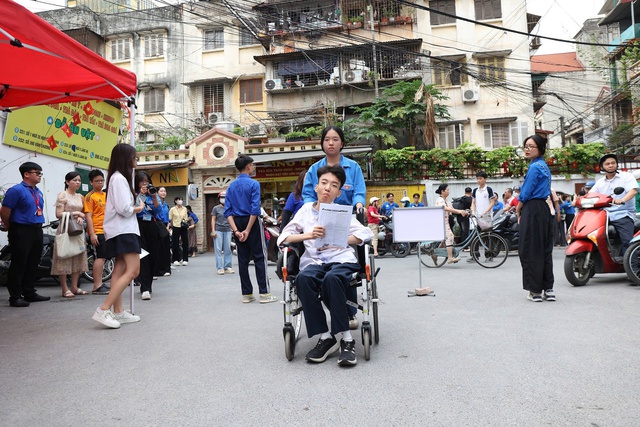 Thí sinh Hà Nội bước vào kỳ thi tốt nghiệp THPT 2026: Tự tin và quyết tâm - Ảnh 5.