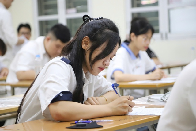 Thí sinh Hà Nội bước vào kỳ thi tốt nghiệp THPT 2026: Tự tin và quyết tâm - Ảnh 9.