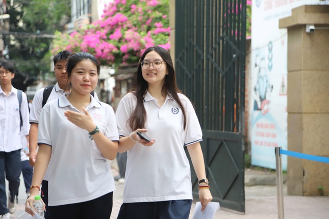 Thí sinh Hà Nội bước vào kỳ thi tốt nghiệp THPT 2026: Tự tin và quyết tâm - Ảnh 1.