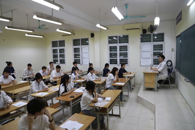 Thí sinh Hà Nội bước vào kỳ thi tốt nghiệp THPT 2026: Tự tin và quyết tâm - Ảnh 10.