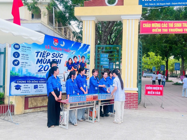 Gần 9.800 thanh niên tình nguyện Thủ đô hỗ trợ thí sinh thi tốt nghiệp THPT - Ảnh 11. Gần 9.800 thanh niên tình nguyện Thủ đô hỗ trợ thí sinh thi tốt nghiệp THPT - Ảnh 11.