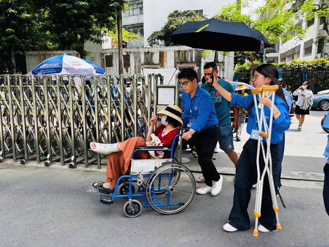 Gần 9.800 thanh niên tình nguyện Thủ đô hỗ trợ thí sinh thi tốt nghiệp THPT - Ảnh 5. Gần 9.800 thanh niên tình nguyện Thủ đô hỗ trợ thí sinh thi tốt nghiệp THPT - Ảnh 5.