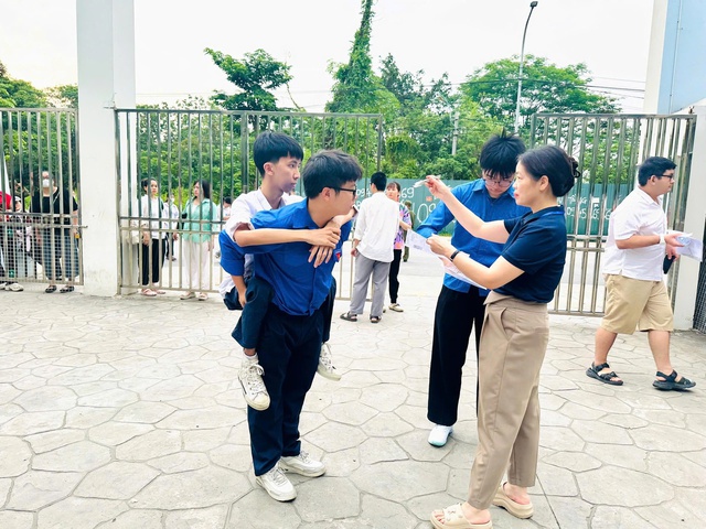 Gần 9.800 thanh niên tình nguyện Thủ đô hỗ trợ thí sinh thi tốt nghiệp THPT - Ảnh 4. Gần 9.800 thanh niên tình nguyện Thủ đô hỗ trợ thí sinh thi tốt nghiệp THPT - Ảnh 4.