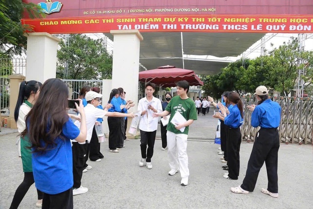 Gần 9.800 thanh niên tình nguyện Thủ đô hỗ trợ thí sinh thi tốt nghiệp THPT - Ảnh 6. Gần 9.800 thanh niên tình nguyện Thủ đô hỗ trợ thí sinh thi tốt nghiệp THPT - Ảnh 6.