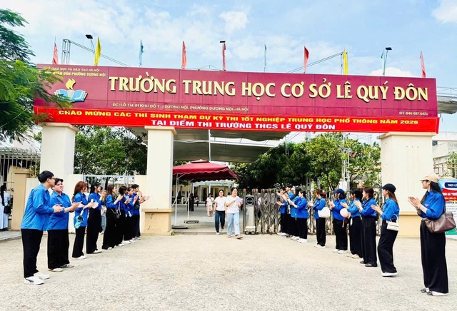 Gần 9.800 thanh niên tình nguyện Thủ đô hỗ trợ thí sinh thi tốt nghiệp THPT - Ảnh 1. Gần 9.800 thanh niên tình nguyện Thủ đô hỗ trợ thí sinh thi tốt nghiệp THPT - Ảnh 1.