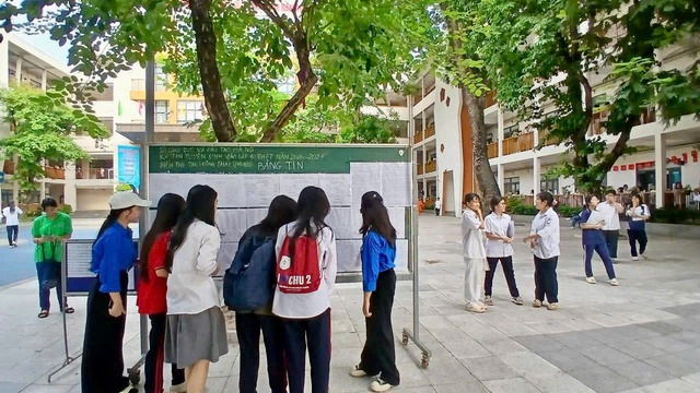 Gần 9.800 thanh niên tình nguyện Thủ đô hỗ trợ thí sinh thi tốt nghiệp THPT - Ảnh 2. Gần 9.800 thanh niên tình nguyện Thủ đô hỗ trợ thí sinh thi tốt nghiệp THPT - Ảnh 2.