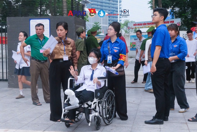 Thí sinh Hà Nội bước vào kỳ thi tốt nghiệp THPT 2026: Tự tin và quyết tâm - Ảnh 7.