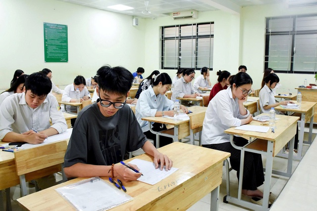 Thí sinh hoàn thành môn Ngữ văn với đề thi liên quan đến trí tuệ nhân tạo, khoa học công nghệ- Ảnh 3. Thí sinh hoàn thành môn Ngữ văn với đề thi liên quan đến trí tuệ nhân tạo, khoa học công nghệ- Ảnh 3.