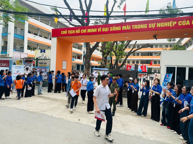 Thí sinh hoàn thành môn Ngữ văn với đề thi liên quan đến trí tuệ nhân tạo, khoa học công nghệ- Ảnh 4. Thí sinh hoàn thành môn Ngữ văn với đề thi liên quan đến trí tuệ nhân tạo, khoa học công nghệ- Ảnh 4.
