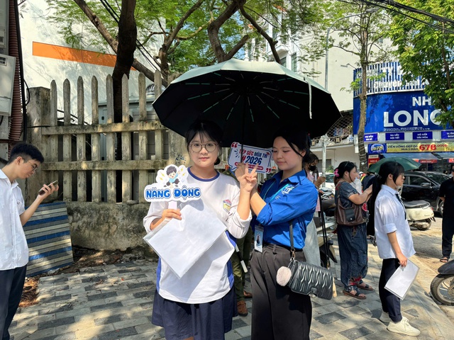 Thí sinh Hà Nội bước vào kỳ thi tốt nghiệp THPT 2026: Tự tin và quyết tâm - Ảnh 6.