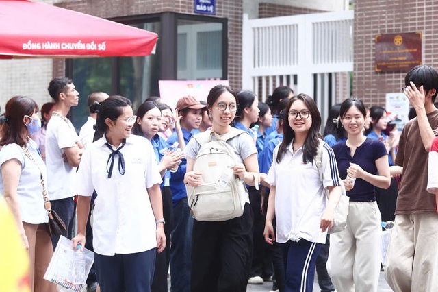 Hơn 129.000 thí sinh Hà Nội hoàn thành kỳ thi tốt nghiệp THPT năm 2026- Ảnh 1. Hơn 129.000 thí sinh Hà Nội hoàn thành kỳ thi tốt nghiệp THPT năm 2026- Ảnh 1.