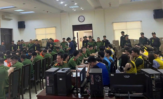 Công an Hà Nội khởi tố 25 vụ án, khởi tố 201 bị can liên quan vụ lừa đảo 'thẻ kỳ nghỉ'- Ảnh 4. Công an Hà Nội khởi tố 25 vụ án, khởi tố 201 bị can liên quan vụ lừa đảo 'thẻ kỳ nghỉ'- Ảnh 4.