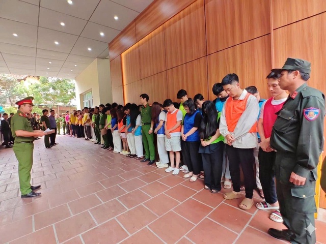 Công an Hà Nội khởi tố 25 vụ án, khởi tố 201 bị can liên quan vụ lừa đảo 'thẻ kỳ nghỉ'- Ảnh 3. Công an Hà Nội khởi tố 25 vụ án, khởi tố 201 bị can liên quan vụ lừa đảo 'thẻ kỳ nghỉ'- Ảnh 3.