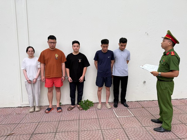 Công an Hà Nội khởi tố 25 vụ án, khởi tố 201 bị can liên quan vụ lừa đảo 'thẻ kỳ nghỉ'- Ảnh 2. Công an Hà Nội khởi tố 25 vụ án, khởi tố 201 bị can liên quan vụ lừa đảo 'thẻ kỳ nghỉ'- Ảnh 2.