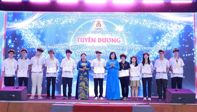 Tôn vinh những gia đình công nhân tiêu biểu, chắp cánh tài năng trẻ Thủ đô- Ảnh 2.