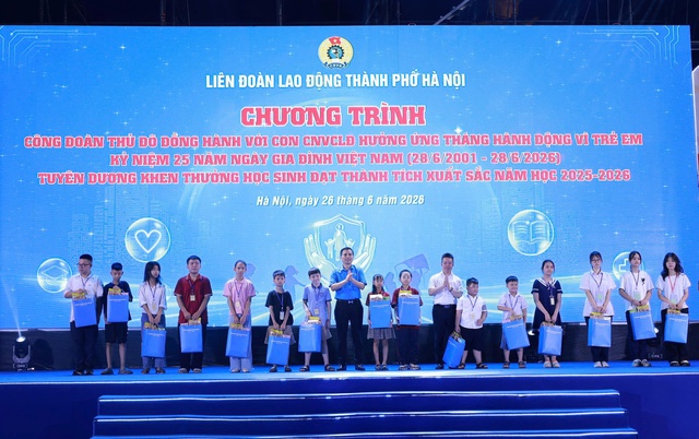 Tuyên dương 700 học sinh tiêu biểu và tiếp sức 400 trẻ em hoàn cảnh khó khăn- Ảnh 1.