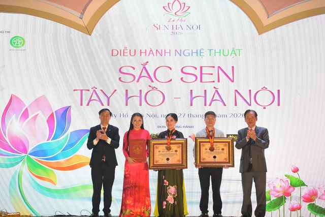 Khoảng 2.000 người diễu hành nghệ thuật 'Sắc Sen Tây Hồ – Hà Nội'- Ảnh 2.