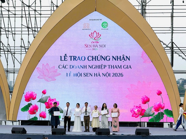 Gần 300.000 lượt khách tham quan, trải nghiệm Lễ hội Sen Hà Nội 2026- Ảnh 2.