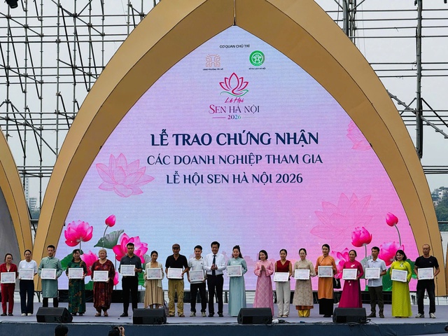 Gần 300.000 lượt khách tham quan, trải nghiệm Lễ hội Sen Hà Nội 2026- Ảnh 3.