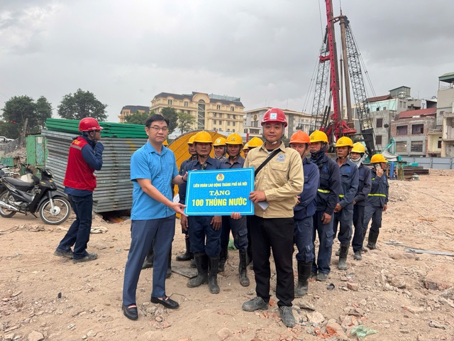 Tiếp sức 48.000 chai nước cho công nhân trên các công trình trọng điểm- Ảnh 1.