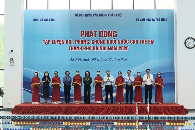 Hà Nội phát động tập luyện bơi, phòng, chống đuối nước cho trẻ em năm 2026- Ảnh 1.