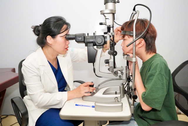 Thiếu ánh sáng khi đọc sách có phải là 'thủ phạm' chính gây cận thị?- Ảnh 1. Thiếu ánh sáng khi đọc sách có phải là 'thủ phạm' chính gây cận thị?- Ảnh 1.
