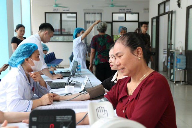 Người dân phấn khởi trải nghiệm dịch vụ khám bệnh miễn phí gần nhà- Ảnh 2. Người dân phấn khởi trải nghiệm dịch vụ khám bệnh miễn phí gần nhà- Ảnh 2.