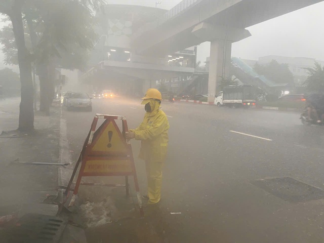 Hà Nội: Mưa lớn trên diện rộng, nhiều tuyến phố ngập úng cục bộ- Ảnh 1.