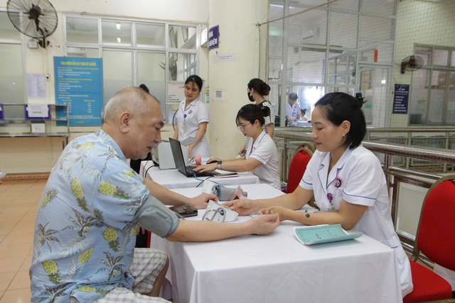 Khám sức khỏe miễn phí, lập hồ sơ điện tử cho người dân- Ảnh 2. Khám sức khỏe miễn phí, lập hồ sơ điện tử cho người dân- Ảnh 2.