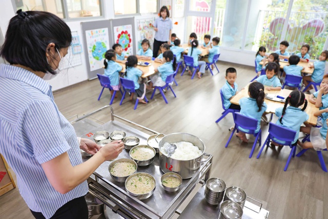 Hà Nội siết chặt quy trình an toàn thực phẩm bữa ăn bán trú hè- Ảnh 1. Hà Nội siết chặt quy trình an toàn thực phẩm bữa ăn bán trú hè- Ảnh 1.