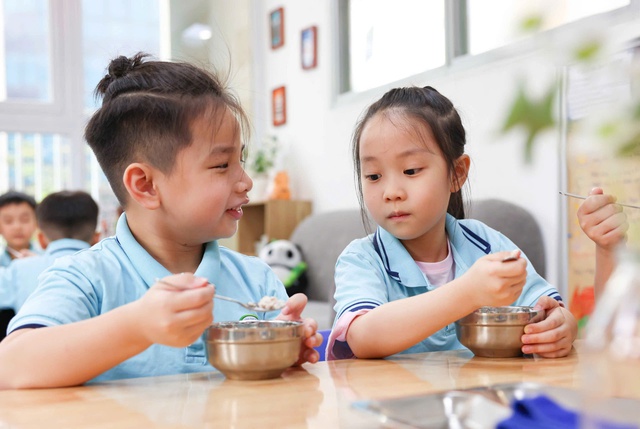 Hà Nội siết chặt quy trình an toàn thực phẩm bữa ăn bán trú hè- Ảnh 2. Hà Nội siết chặt quy trình an toàn thực phẩm bữa ăn bán trú hè- Ảnh 2.