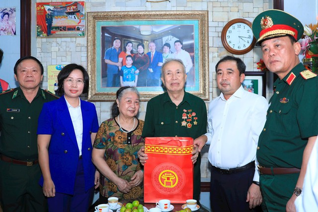 Bí thư Thành ủy Hà Nội Trần Đức Thắng thăm, tặng quà các thương binh tiêu biểu phường Hoàn Kiếm- Ảnh 1. Bí thư Thành ủy Hà Nội Trần Đức Thắng thăm, tặng quà các thương binh tiêu biểu phường Hoàn Kiếm- Ảnh 1.