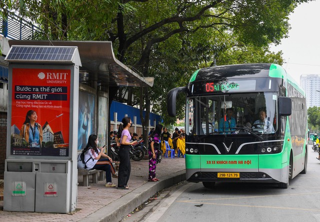 Hà Nội ưu tiên phát triển vận tải xanh, từng bước hạn chế xe cá nhân- Ảnh 1. Hà Nội ưu tiên phát triển vận tải xanh, từng bước hạn chế xe cá nhân- Ảnh 1.