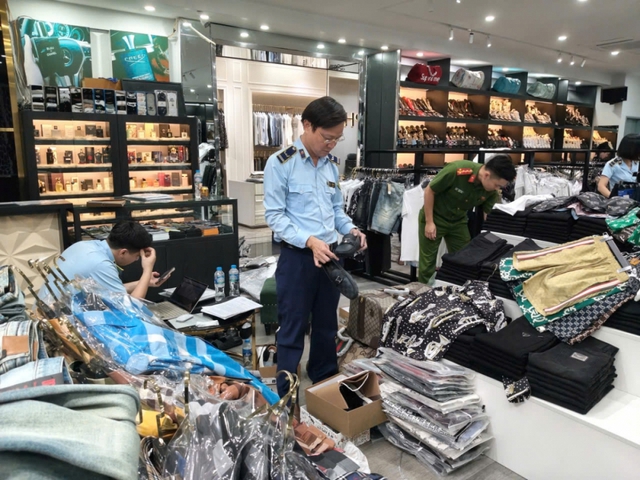 Siết chặt quản lý thị trường, bảo vệ quyền lợi người tiêu dùng- Ảnh 1. Siết chặt quản lý thị trường, bảo vệ quyền lợi người tiêu dùng- Ảnh 1.