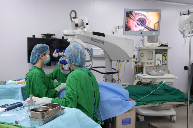 Tri ân người hiến, ghép giác mạc miễn phí cho hai bệnh nhân nghèo- Ảnh 1.