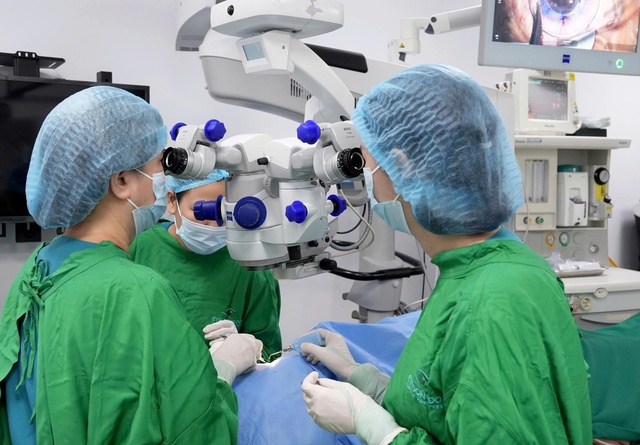 Tri ân người hiến, ghép giác mạc miễn phí cho hai bệnh nhân nghèo- Ảnh 2.