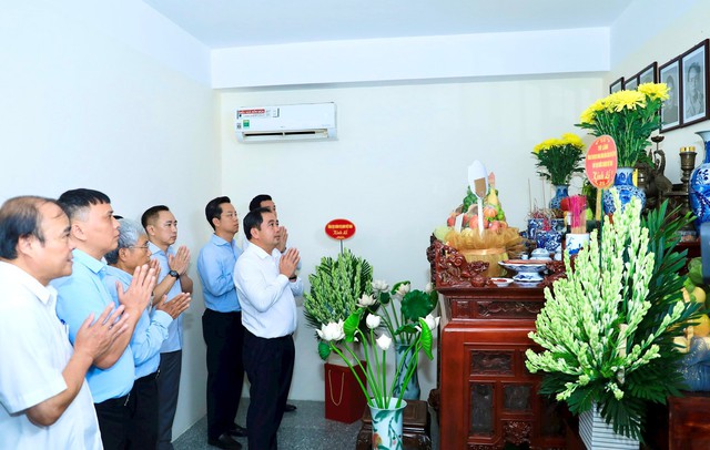Bí thư Thành ủy Hà Nội Trần Đức Thắng dâng hương tưởng nhớ đồng chí Lê Quang Đạo- Ảnh 1.