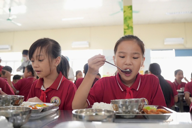 Siết chặt an toàn thực phẩm trong tổ chức bữa ăn bán trú trường học- Ảnh 1.