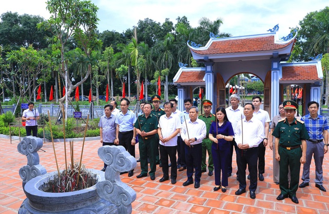Chủ tịch UBND TP. Hà Nội Vũ Đại Thắng thăm, tặng quà gia đình chính sách, người có công- Ảnh 1.