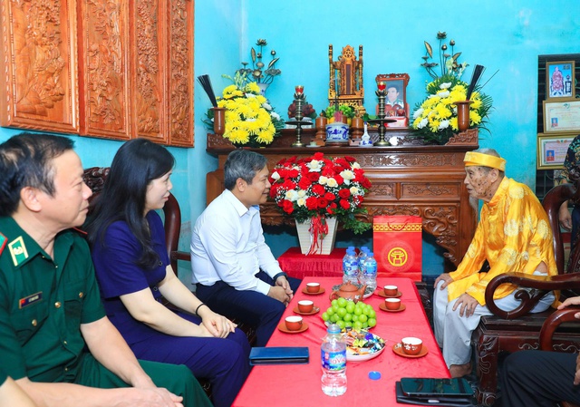Chủ tịch UBND TP. Hà Nội Vũ Đại Thắng thăm, tặng quà gia đình chính sách, người có công- Ảnh 2.