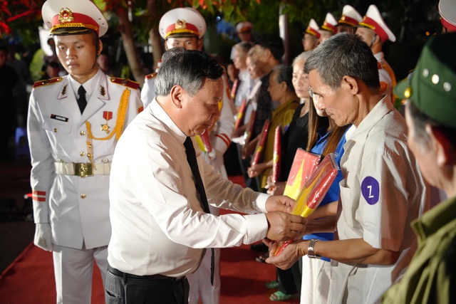 Hà Nội: Thắp nến tri ân các Anh hùng liệt sĩ, gìn giữ ký ức lịch sử- Ảnh 2.