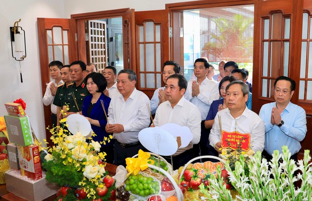 Lãnh đạo TP. Hà Nội dâng hương tưởng nhớ cố Tổng Bí thư Nguyễn Phú Trọng- Ảnh 1.