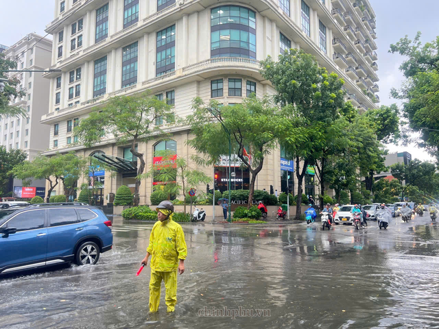 Hà Nội: Các điểm ngập rút nhanh, tiếp tục cảnh báo mưa lớn- Ảnh 1.