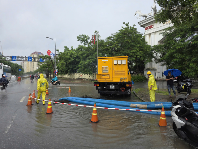 Hà Nội: Mưa lớn rạng sáng, một số tuyến phố úng ngập cục bộ- Ảnh 1.